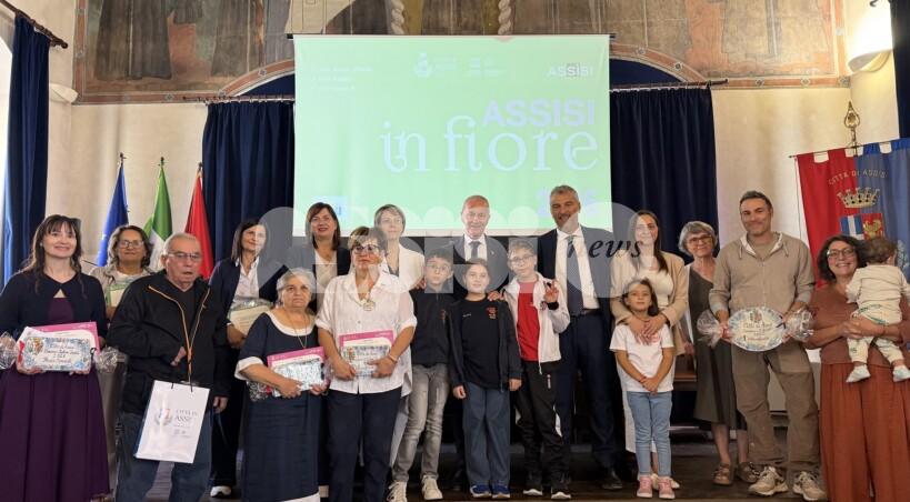 Balconi fioriti e infiorate 2026, i vincitori premiati in Comune (foto)