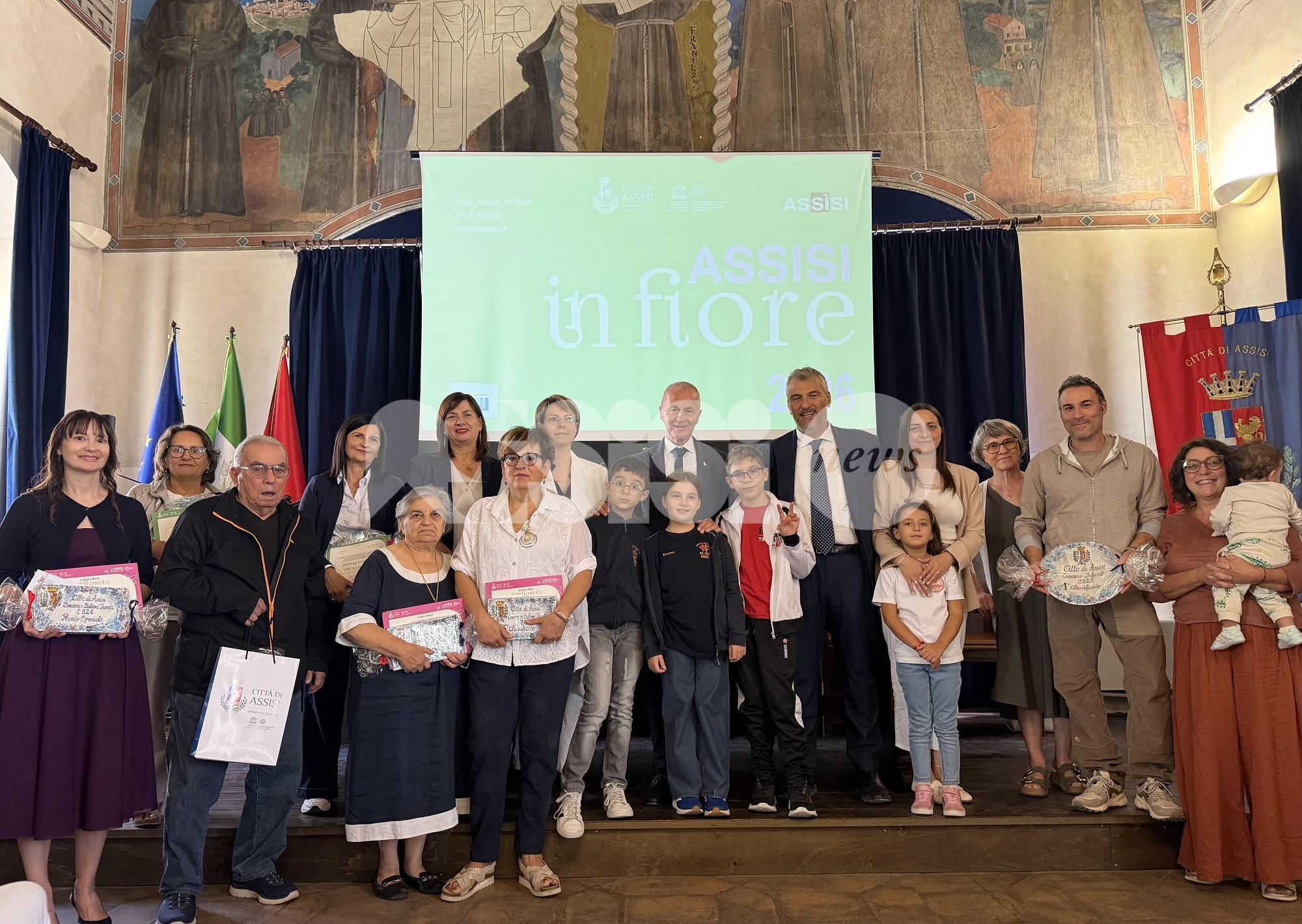 Balconi fioriti e infiorate 2026, i vincitori premiati in Comune (foto)