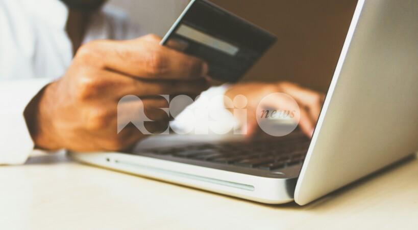 Truffa del finto operatore, 76enne bonifica oltre 14.000 euro: tre denunce