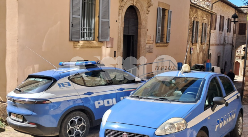 Raccolgono fondi per aiutare persone non udenti o disabili, ma è una truffa: denunciate due donne