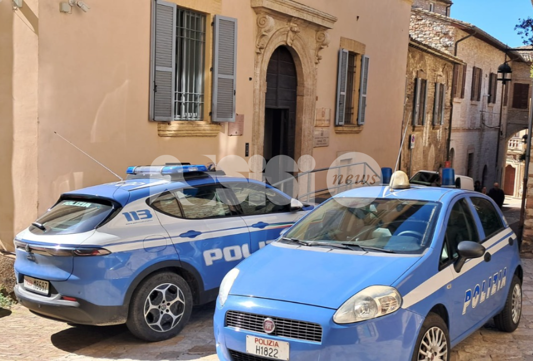 Raccolgono fondi per aiutare persone non udenti o disabili, ma è una truffa: denunciate due donne
