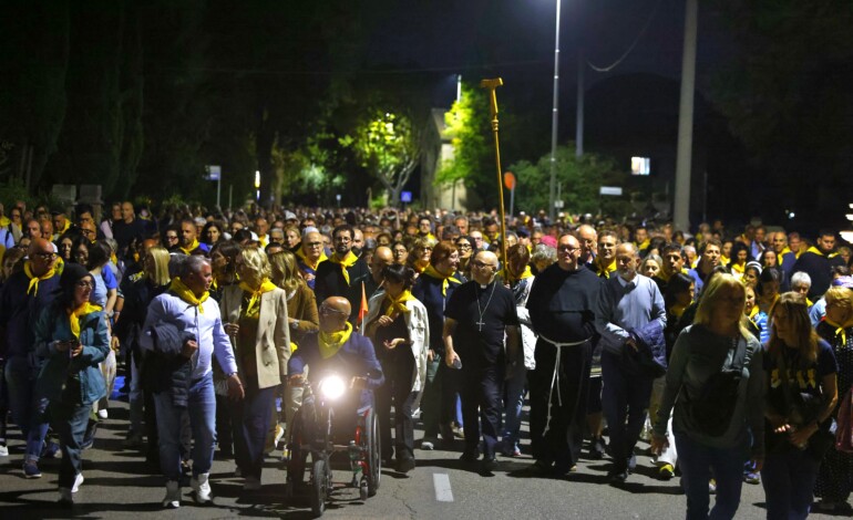 Campane a distesa e migliaia di pellegrini alla messa di mezzanotte, Artime: “Francesco scelse di appartenere a Cristo” (foto e video)