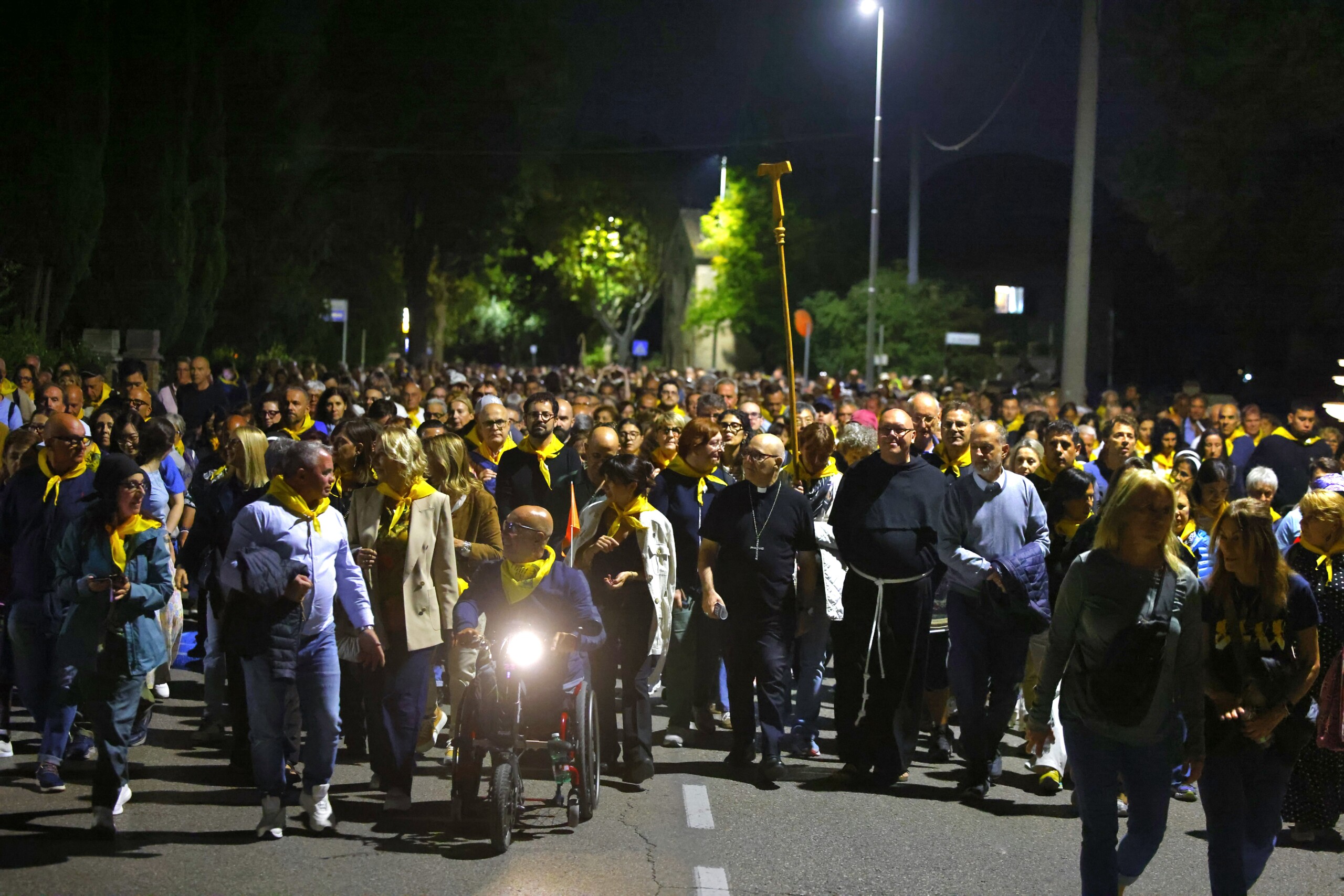 Campane a distesa e migliaia di pellegrini alla messa di mezzanotte, Artime: "Francesco scelse di appartenere a Cristo" (foto e video)