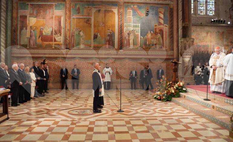 È la grande festa di San Francesco, l’omelia di Zuppi davanti a Mattarella: “Accendiamo la lampada del nostro cuore” (foto e video)