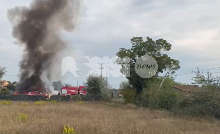 Incendio in un deposito del bettonese, vigili del fuoco in azione