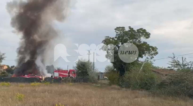 Incendio in un deposito del bettonese spento dopo oltre tre ore di lavoro: conta dei danni in corso