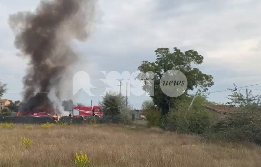 Incendio in un deposito del bettonese, vigili del fuoco in azione
