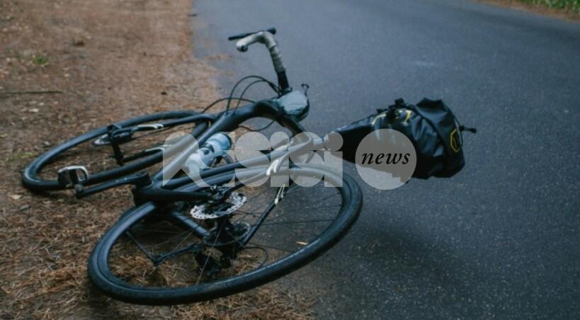 In bici ubriaco cade in mezzo alla strada e viene soccorso - e denunciato - dalla Polizia