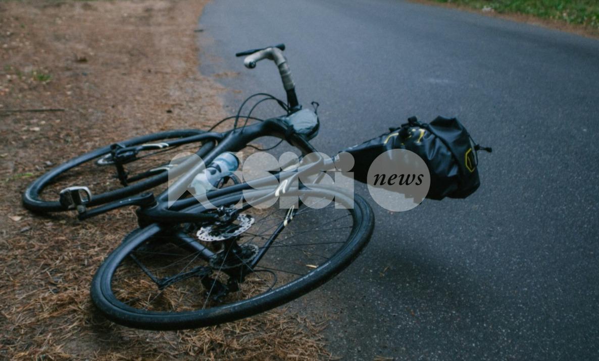 In bici ubriaco cade in mezzo alla strada e viene soccorso - e denunciato - dalla Polizia