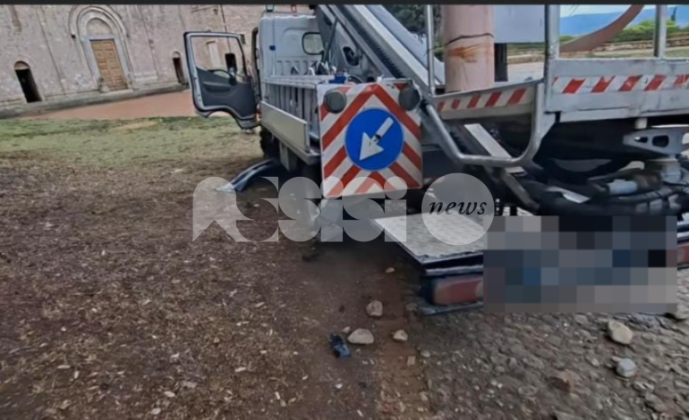 Camion si sfrena e colpisce un altro camion, una macchina e una colonnina: paura e disagi a San Pietro stamattina