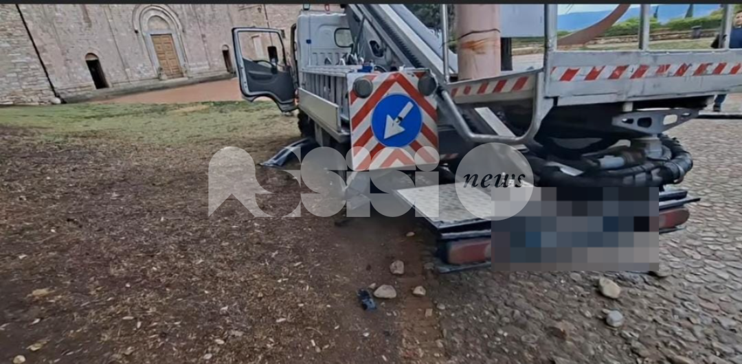 Camion si sfrena e colpisce un altro camion, una macchina e una colonnina: paura e disagi a San Pietro stamattina