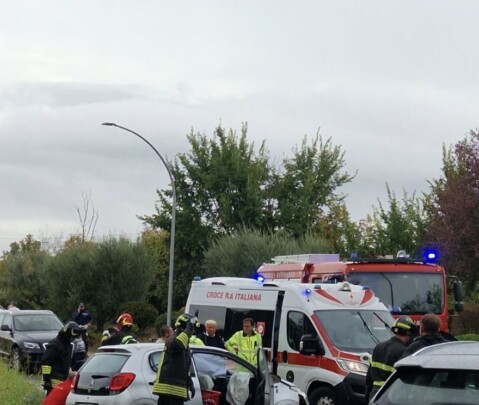 Violento scontro tra due auto a Santa Maria degli Angeli: un ferito, sul posto anche l’elicottero Nibbio