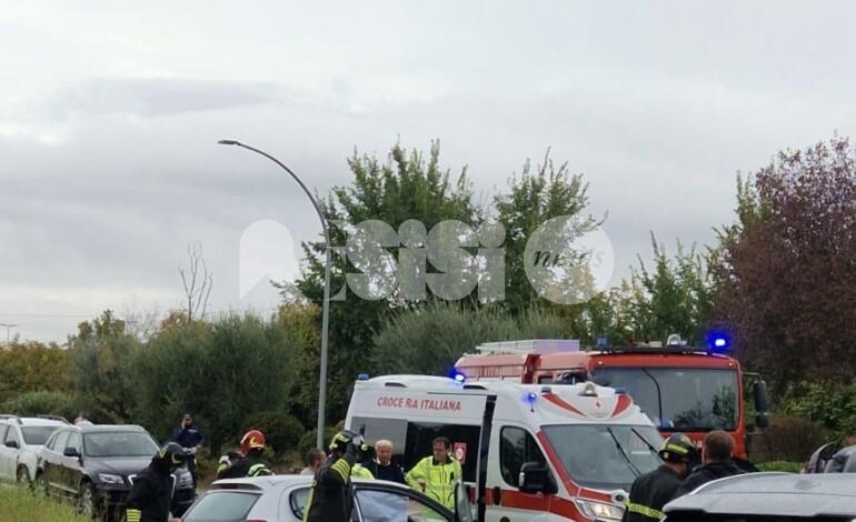 Violento scontro tra due auto a Santa Maria degli Angeli: un ferito, sul posto anche l’elicottero Nibbio