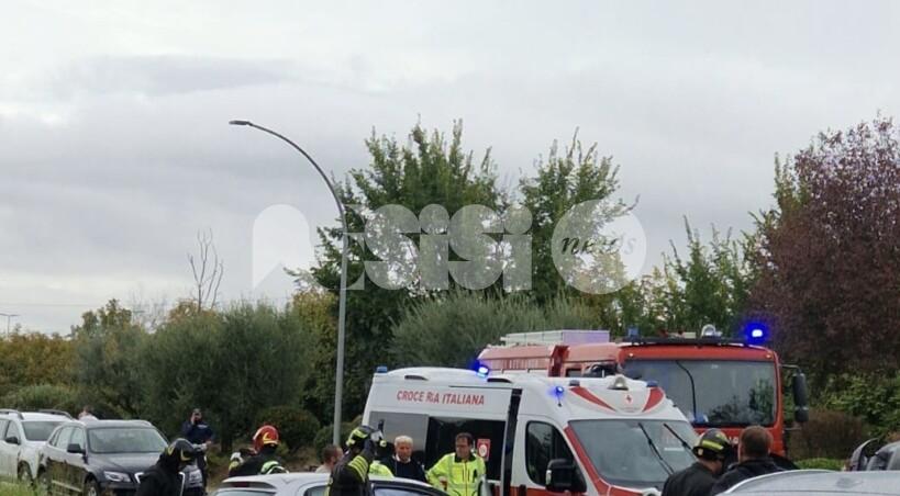 Violento scontro tra due auto a Santa Maria degli Angeli: un ferito, sul posto anche l’elicottero Nibbio