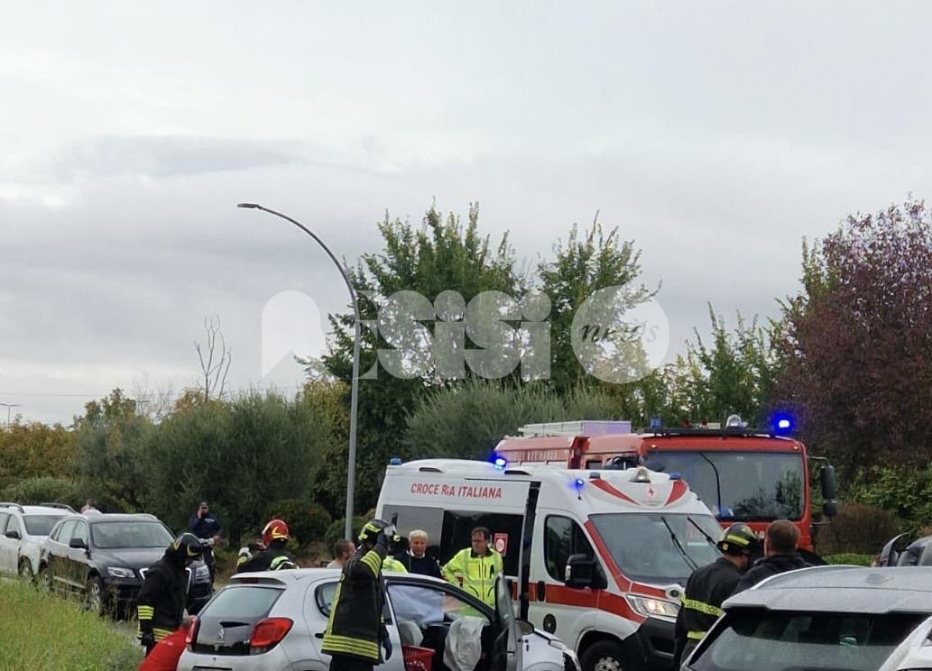 Violento scontro tra due auto a Santa Maria degli Angeli: un ferito, sul posto anche l’elicottero Nibbio