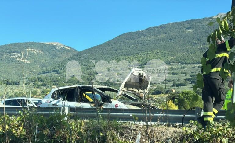 Auto in fiamme sulla SS 75 tra Capodacqua e Spello: traffico in tilt verso Foligno (video)