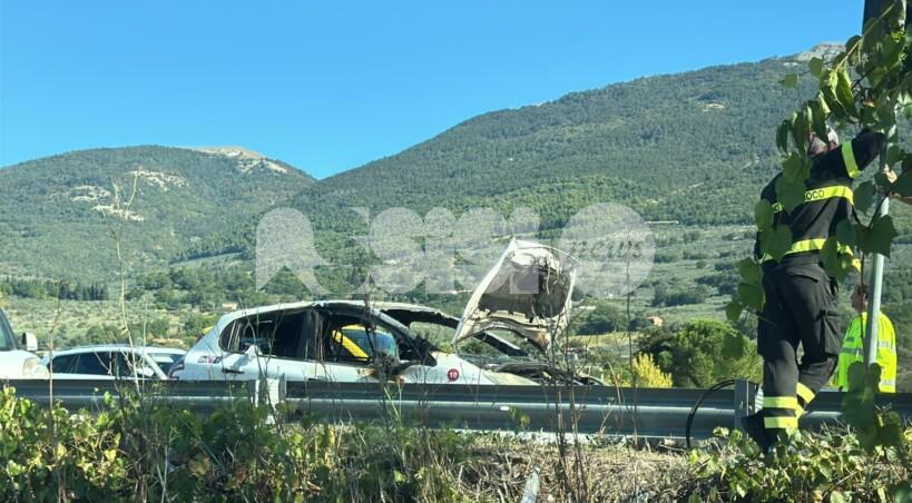 Auto in fiamme sulla SS 75 tra Capodacqua e Spello: traffico in tilt verso Foligno (video)