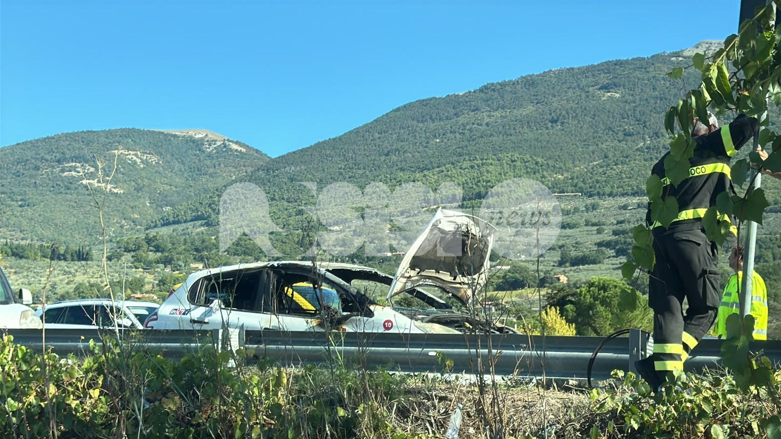 Auto in fiamme sulla SS 75 tra Capodacqua e Spello: traffico in tilt verso Foligno (video)