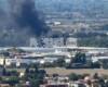 Incendio in un'azienda del bastiolo, colonna di fumo visibile per km. Fiamme domate (foto)