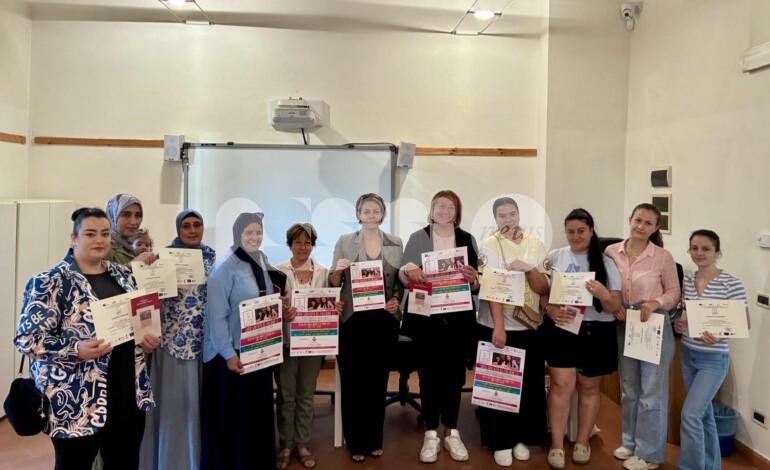 Corsi di italiano per donne migranti, consegnati dodici diplomi