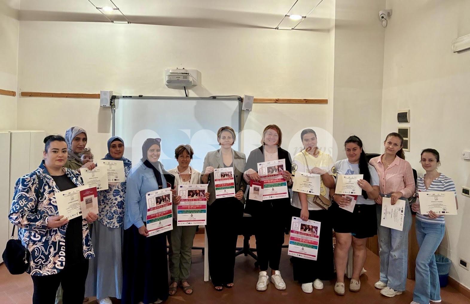 Corsi di italiano per donne migranti, consegnati dodici diplomi