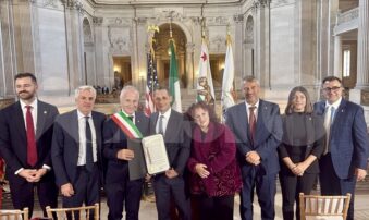 Inaugurata a San Francisco una mostra dedicata al Santo di Assisi; presente anche una delegazione comunale (foto)