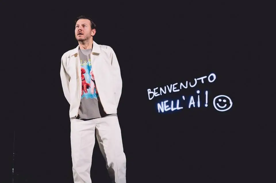 Benvenuto nell'AI, torna a grande richiesta al Teatro Lyrick di Assisi lo show irriverente e (auto)ironico di Alessandro Cattelan