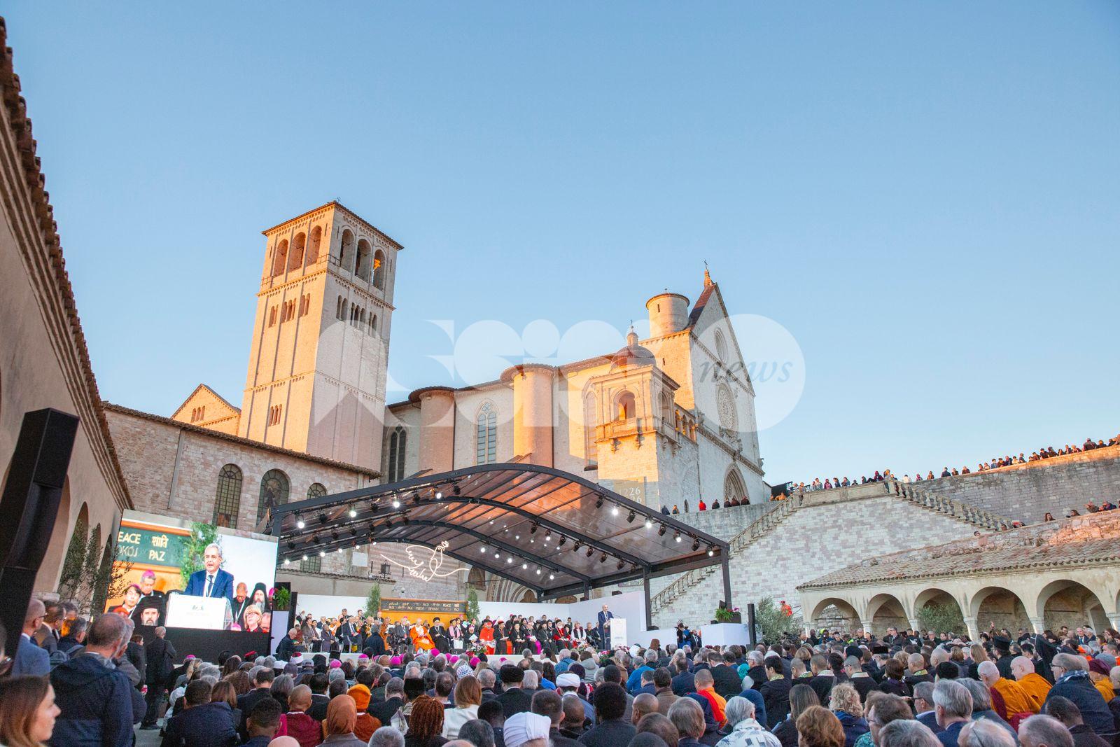 Il numero di novembre della rivista San Francesco dedicato a “Spirito di Assisi: la pace attende i suoi artefici”